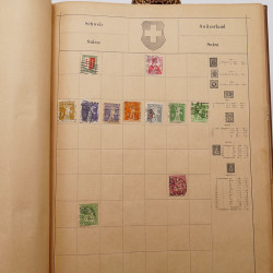 Vrac philatélique de timbres du monde neufs et oblitérés en un carton.
