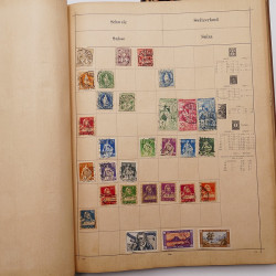Vrac philatélique de timbres du monde neufs et oblitérés en un carton.