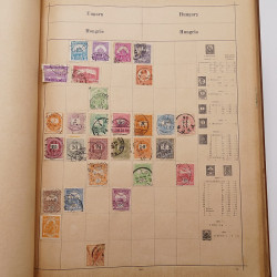 Vrac philatélique de timbres du monde neufs et oblitérés en un carton.