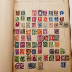 Vrac philatélique de timbres du monde neufs et oblitérés en un carton.