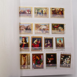Vrac philatélique de timbres du monde neufs et oblitérés en un carton.