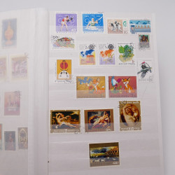 Vrac philatélique de timbres du monde neufs et oblitérés en un carton.