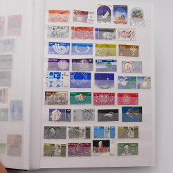 Vrac philatélique de timbres du monde neufs et oblitérés en un carton.