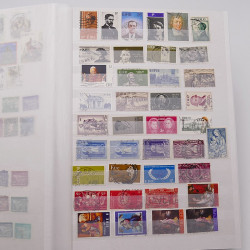 Vrac philatélique de timbres du monde neufs et oblitérés en un carton.