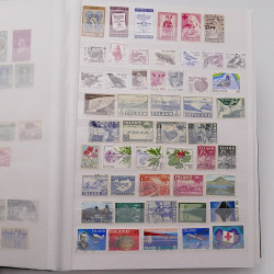 Vrac philatélique de timbres du monde neufs et oblitérés en un carton.