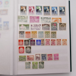 Vrac philatélique de timbres du monde neufs et oblitérés en un carton.