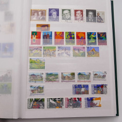 Vrac philatélique de timbres du monde neufs et oblitérés en un carton.
