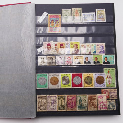 Vrac philatélique de timbres du monde neufs et oblitérés en un carton.