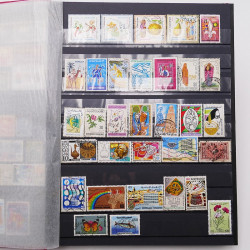 Vrac philatélique de timbres du monde neufs et oblitérés en un carton.