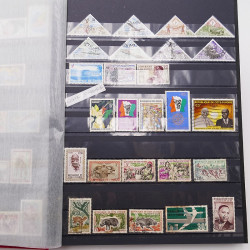 Vrac philatélique de timbres du monde neufs et oblitérés en un carton.