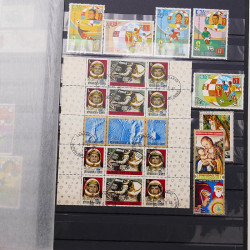Vrac philatélique de timbres du monde neufs et oblitérés en un carton.