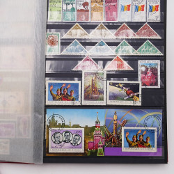 Vrac philatélique de timbres du monde neufs et oblitérés en un carton.