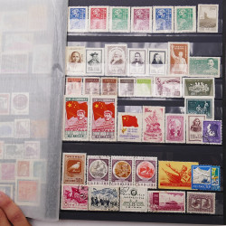 Vrac philatélique de timbres du monde neufs et oblitérés en un carton.