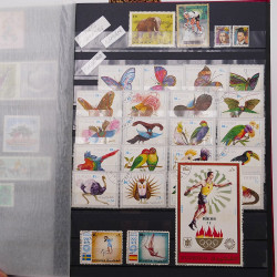 Vrac philatélique de timbres du monde neufs et oblitérés en un carton.