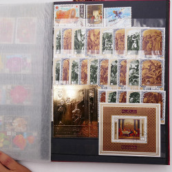 Vrac philatélique de timbres du monde neufs et oblitérés en un carton.