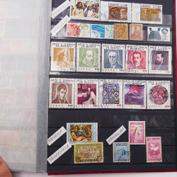 Vrac philatélique de timbres du monde neufs et oblitérés en un carton.