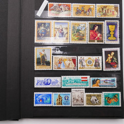 Vrac philatélique de timbres du monde neufs et oblitérés en un carton.
