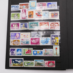 Vrac philatélique de timbres du monde neufs et oblitérés en un carton.