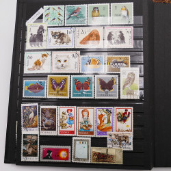 Vrac philatélique de timbres du monde neufs et oblitérés en un carton.