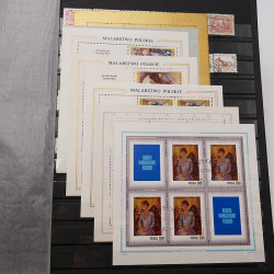 Vrac philatélique de timbres du monde neufs et oblitérés en un carton.
