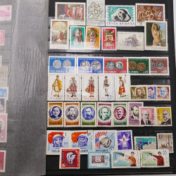 Vrac philatélique de timbres du monde neufs et oblitérés en un carton.