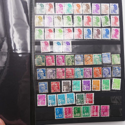 Vrac philatélique de timbres du monde neufs et oblitérés en un carton.