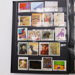 Vrac philatélique de timbres du monde neufs et oblitérés en un carton.