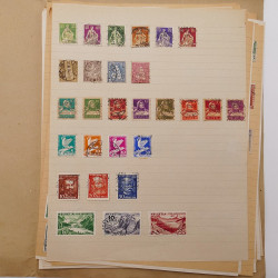 Vrac philatélique de timbres du monde neufs et oblitérés en un carton.