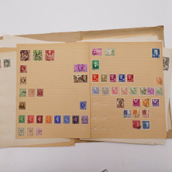 Vrac philatélique de timbres du monde neufs et oblitérés en un carton.