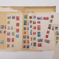 Vrac philatélique de timbres du monde neufs et oblitérés en un carton.