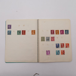 Vrac philatélique de timbres du monde neufs et oblitérés en un carton.