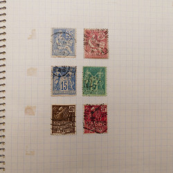 Vrac philatélique de timbres du monde neufs et oblitérés en un carton.