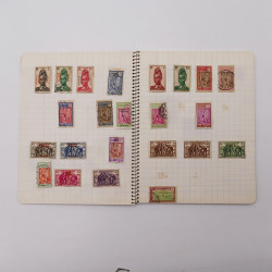 Vrac philatélique de timbres du monde neufs et oblitérés en un carton.