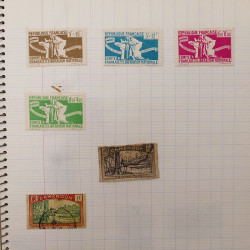 Vrac philatélique de timbres du monde neufs et oblitérés en un carton.