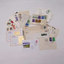 Vrac philatélique de timbres du monde neufs et oblitérés en un carton.