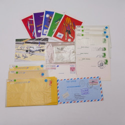 Vrac philatélique de timbres du monde neufs et oblitérés en un carton.