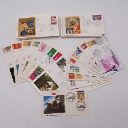 Vrac philatélique de timbres du monde neufs et oblitérés en un carton.
