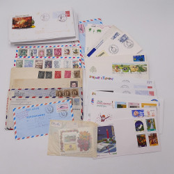 Vrac philatélique de timbres du monde neufs et oblitérés en un carton.