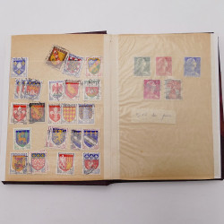 Vrac philatélique de timbres du monde neufs et oblitérés en un carton.