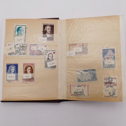 Vrac philatélique de timbres du monde neufs et oblitérés en un carton.