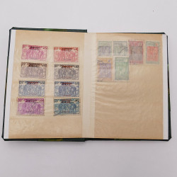 Vrac philatélique de timbres du monde neufs et oblitérés en un carton.