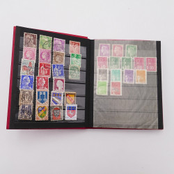 Vrac philatélique de timbres du monde neufs et oblitérés en un carton.
