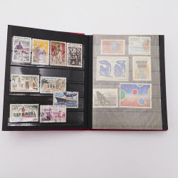 Vrac philatélique de timbres du monde neufs et oblitérés en un carton.
