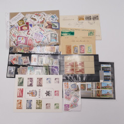 Vrac philatélique de timbres du monde neufs et oblitérés en un carton.
