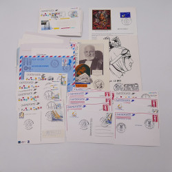Vrac philatélique de timbres du monde neufs et oblitérés en un carton.