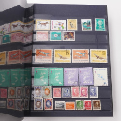 Lot de timbres d'Europe neufs et oblitérés en un album cuir.