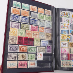 Lot de timbres d'Europe neufs et oblitérés en un album cuir.