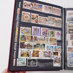 Lot de timbres d'Europe neufs et oblitérés en un album cuir.