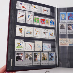 Lot de timbres d'Europe neufs et oblitérés en un album cuir.