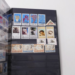Lot de timbres d'Europe neufs et oblitérés en un album cuir.